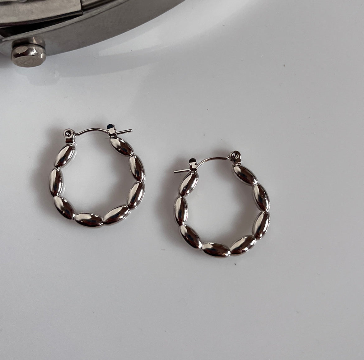 Silver snow hoops