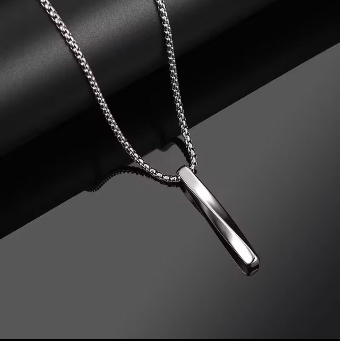 Thick bar necklace