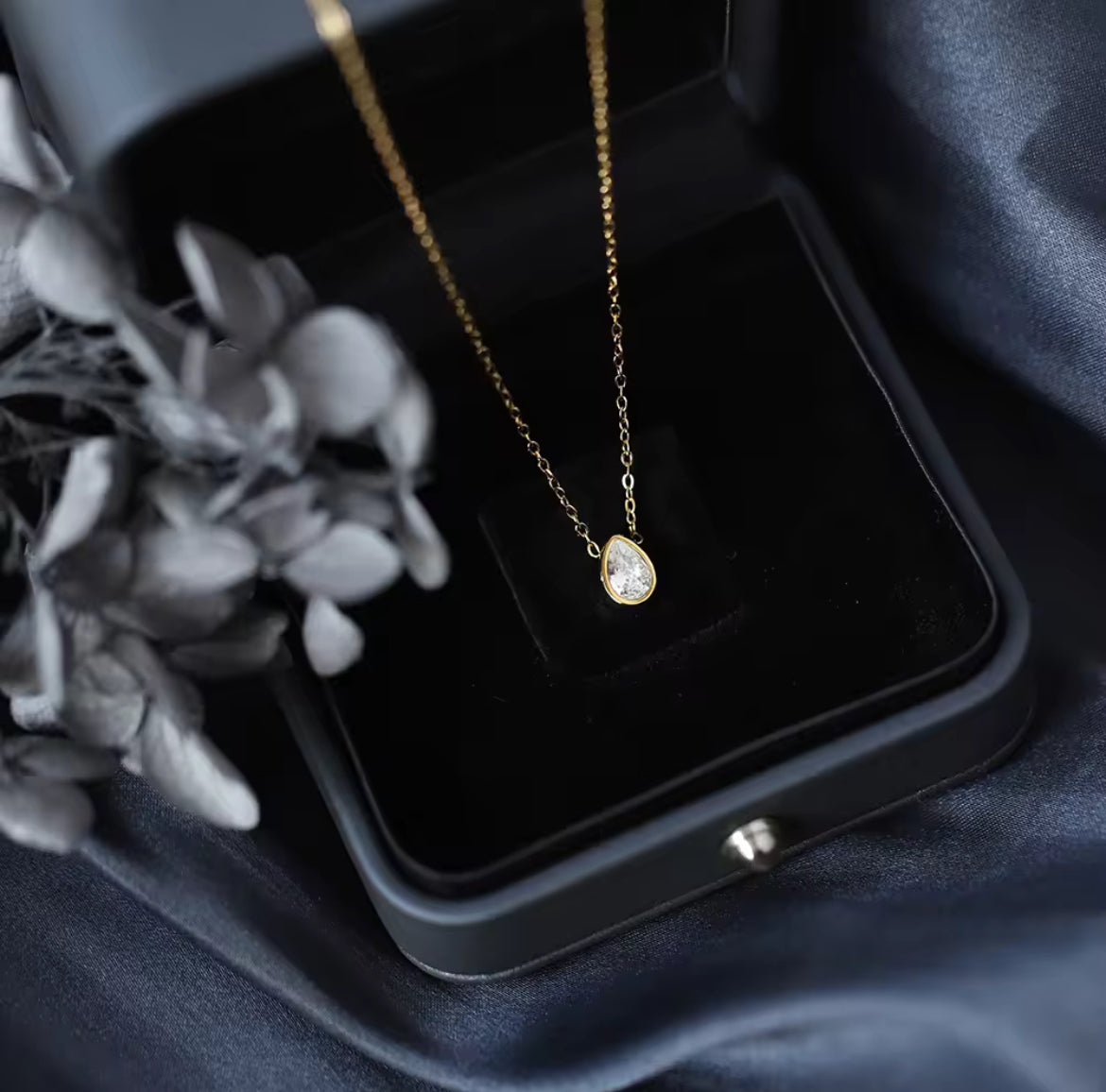 Drop solitaire necklace