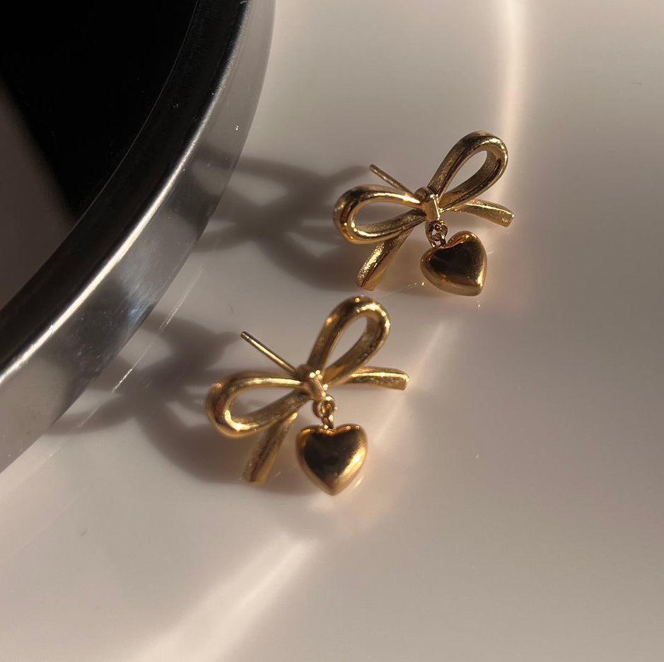 Mini bow earring