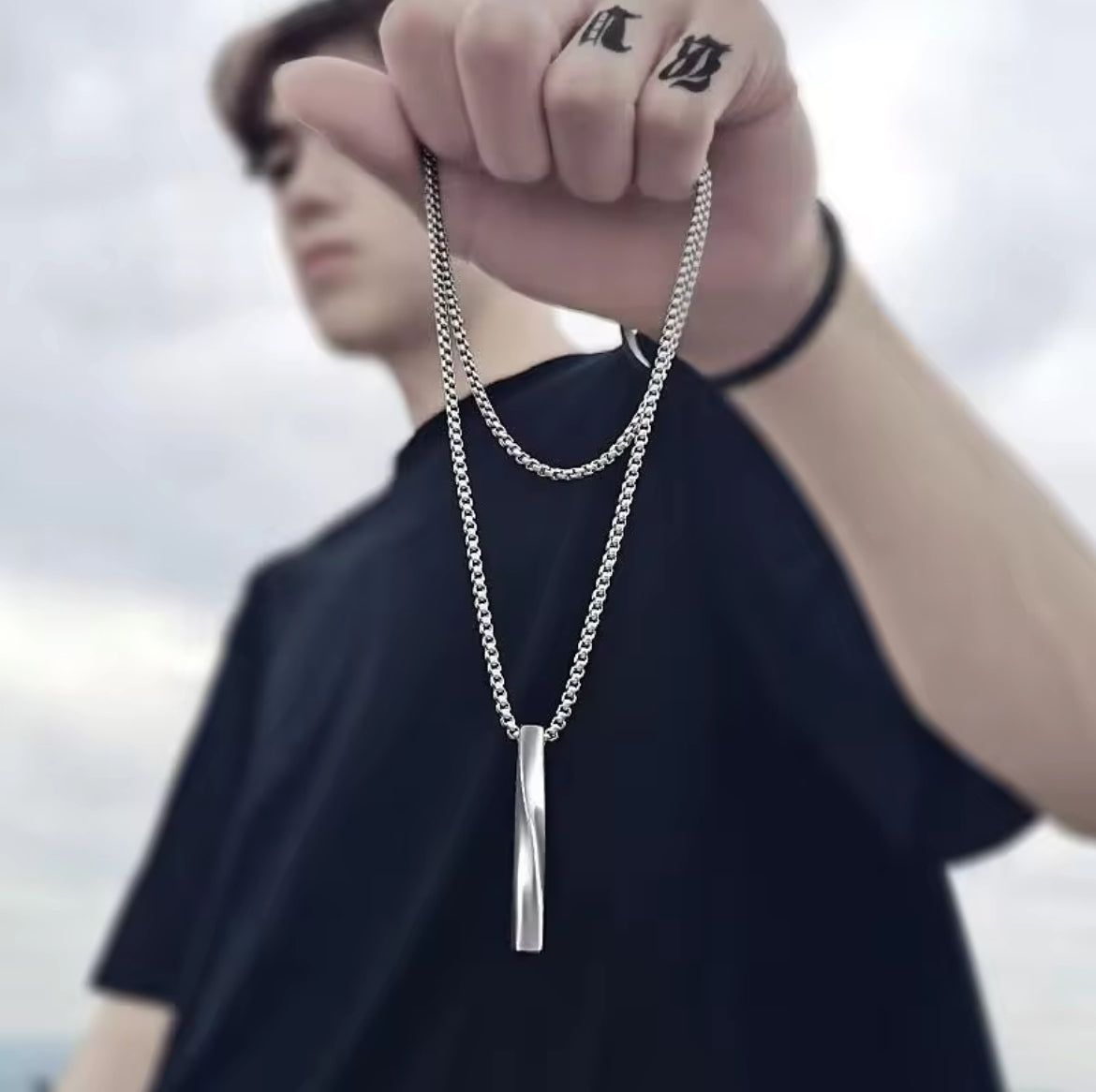 Thick bar necklace