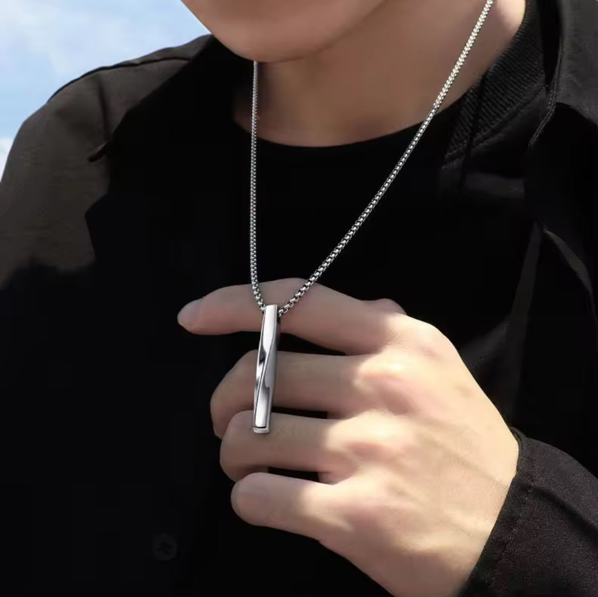 Thick bar necklace