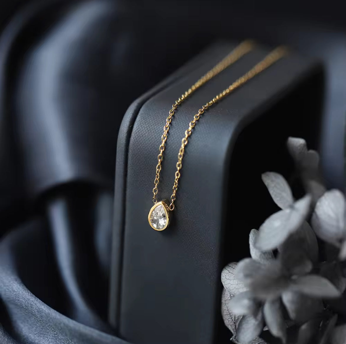 Drop solitaire necklace