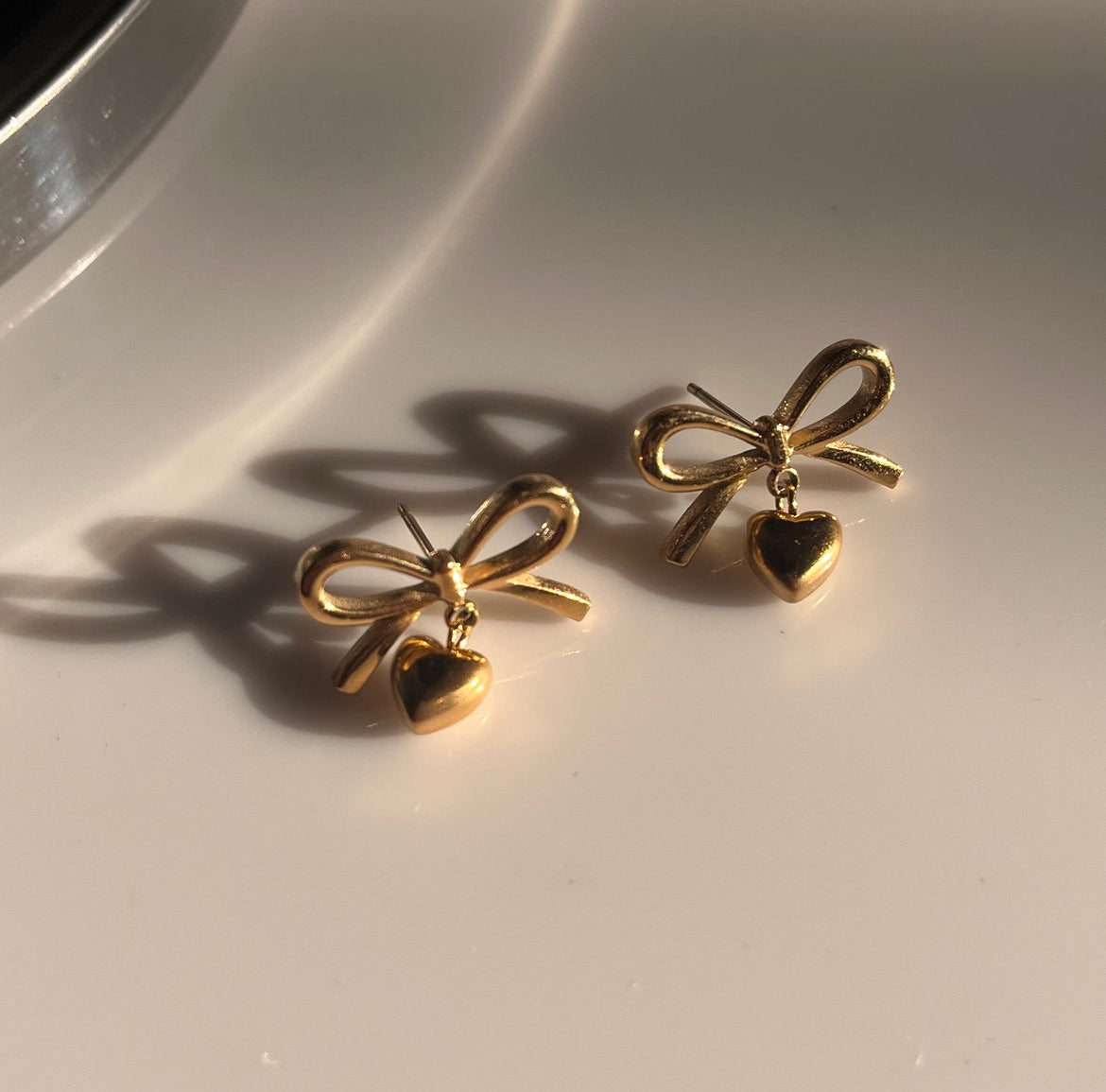 Mini bow earring