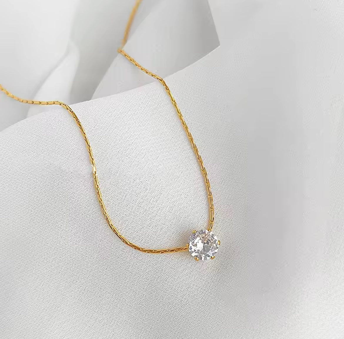 Solitaire necklace