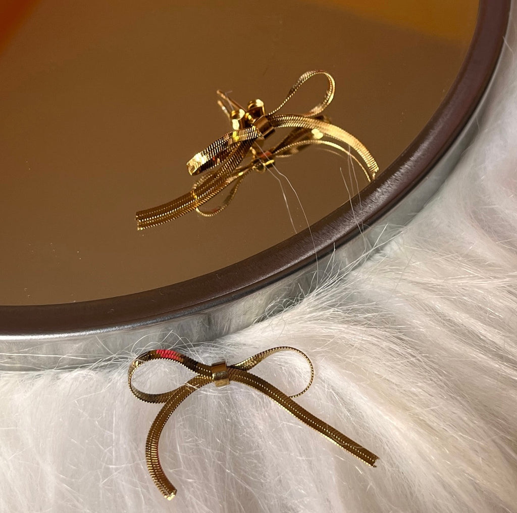 Bow earring