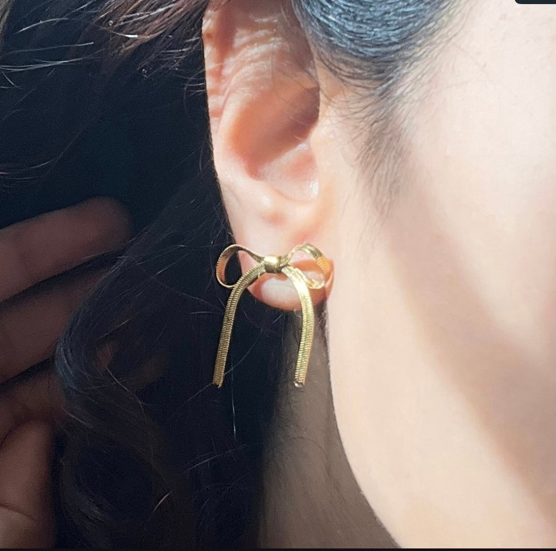 Bow earring