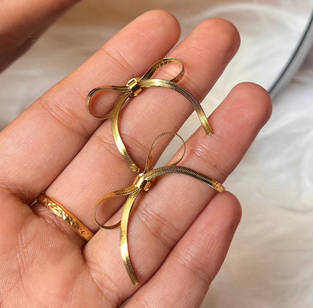 Bow earring