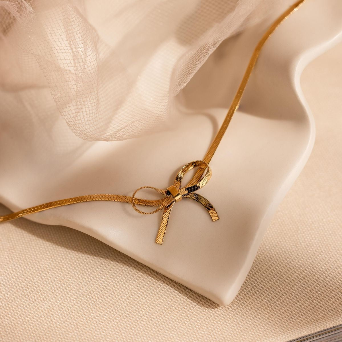 Bow chocker necklace